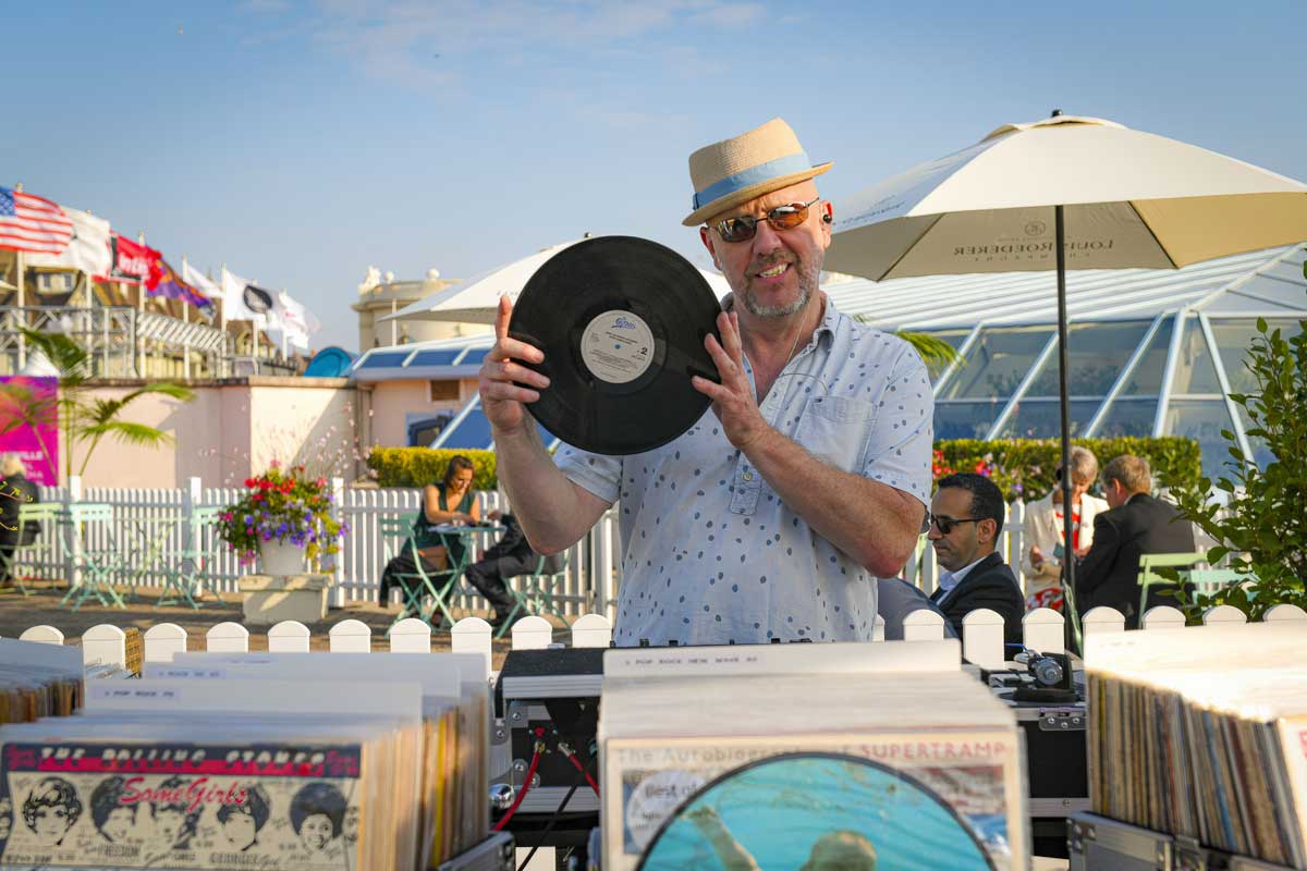 Bar à Vinyles FAQ DJ mariage Normandie Universal DJ Festival Deauville