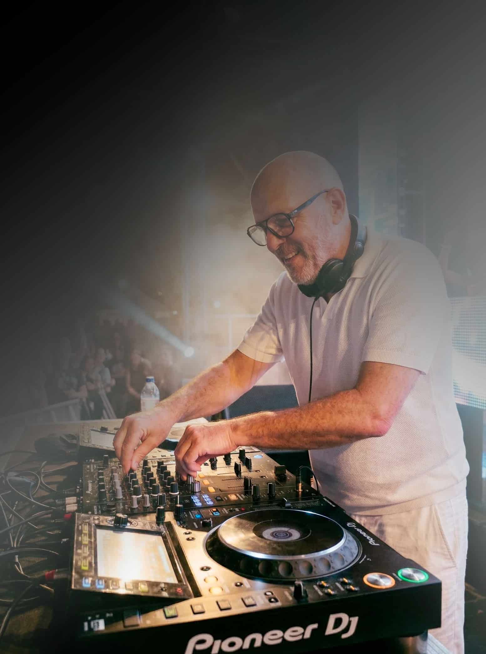 DJ anniversaire Deauville en action – Didier Perreau cabine Universal DJ